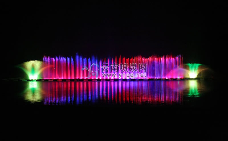 <b>湖面喷泉—江川湿地广场大型漂浮式音乐喷泉</b>